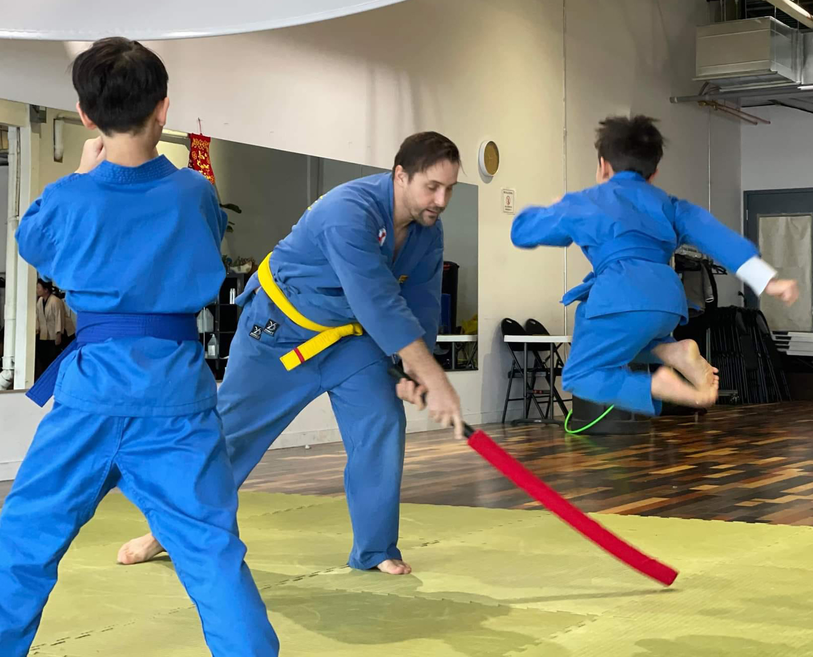 Saut évitement du sabre Vovinam cours enfants